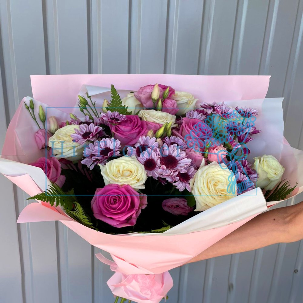 Букет цветов из: Розы, Лизиантусы и Хризантемы